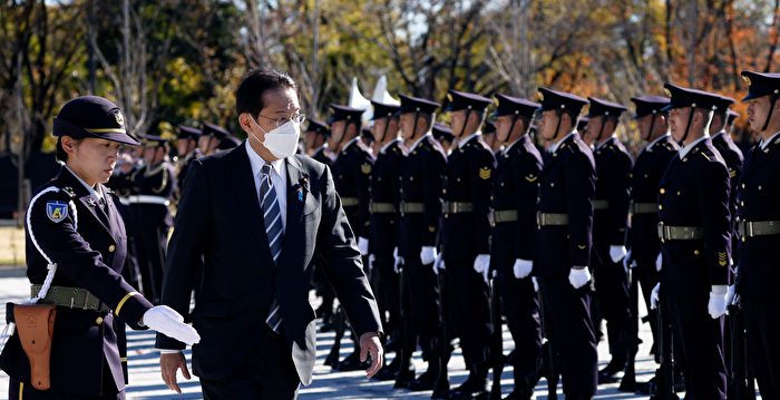 组图：日相检阅自卫队 宣布强化防卫能力