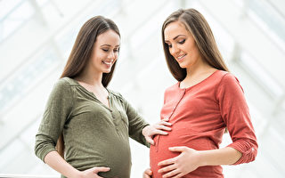 同时怀孕的两姐妹 再现童年玩“怀孕”时照片