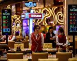 恒指跌228点穿两万四 濠赌股重挫 太阳娱乐泻31%