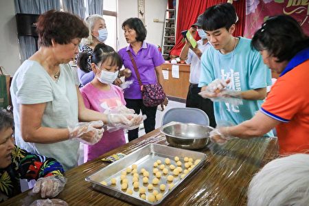 志工服务队于桃园市中坜区复兴里办理少青银共活小食堂。