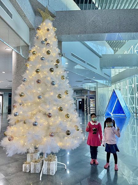 臺中屯區藝文中心，今年推出別具雪國特色的聖誕裝飾，「雪白聖誕樹」3公尺高的白色針樹，營造雪白皚皚的浪漫氛圍。