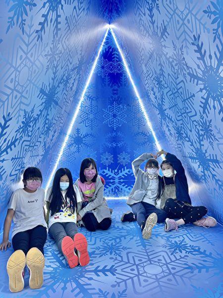 臺中屯區藝文中心推出的「夢幻雪屋」由雪花及水晶元素組成，在陽光下閃著晶瑩的光，呈現浪漫的冰藍色及潔淨白色的冰雪世界。 