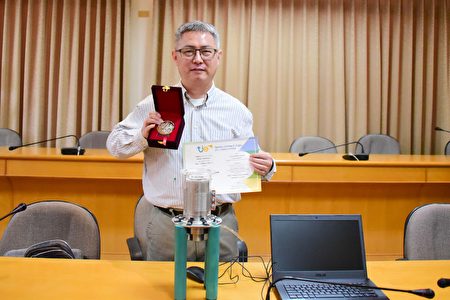 機械系副教授陳皓隆研發水產養殖箱之過濾系統獲得發明競賽銀獎。