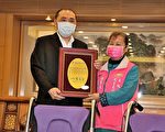 慈愛社團響應愛心大平台 捐輪椅及助行器