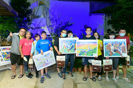 自行車環島星兒帶著繪畫比賽得獎作品「快閃」展覽。