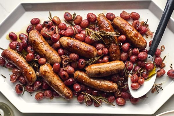 香腸和葡萄搭配 烤出令人意外的甜美晚餐