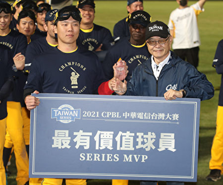 系列战最有价值球员由詹子贤（前左）获得。