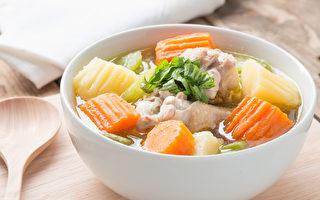 生病时，可以吃7类食物缓解不适、帮助康复。(Shutterstock)