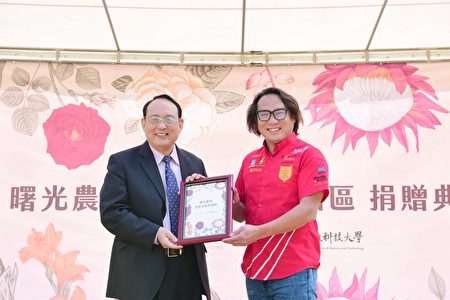 左起屏科大校長戴昌賢、大江生醫董事長林詠翔共同捐贈合影。