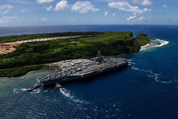 2017年11月4日，美军罗斯福号航母（CVN 71）正准备离开关岛海军基地。（美国海军）
