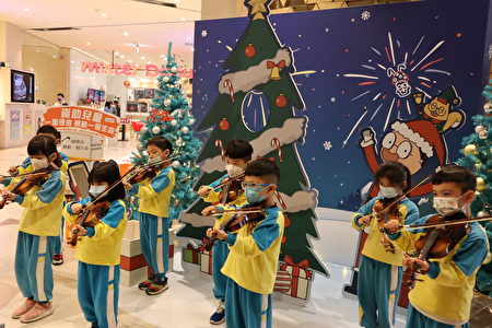  嘉義市育志幼兒園以提琴演奏揭開活動序幕。