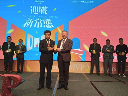 北榮桃園分院盧星華院長獲頒2021年台灣百大經理人「服務創新獎」。