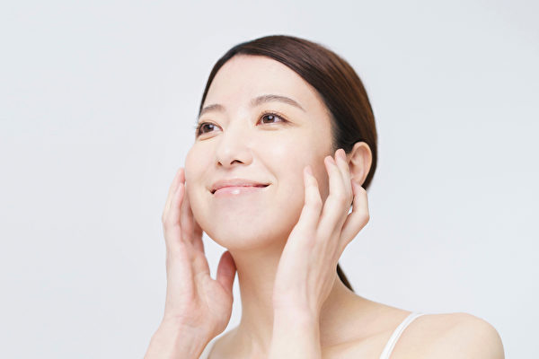 中醫師教你5個祕技，快速消除臉部水腫。(Shutterstock)