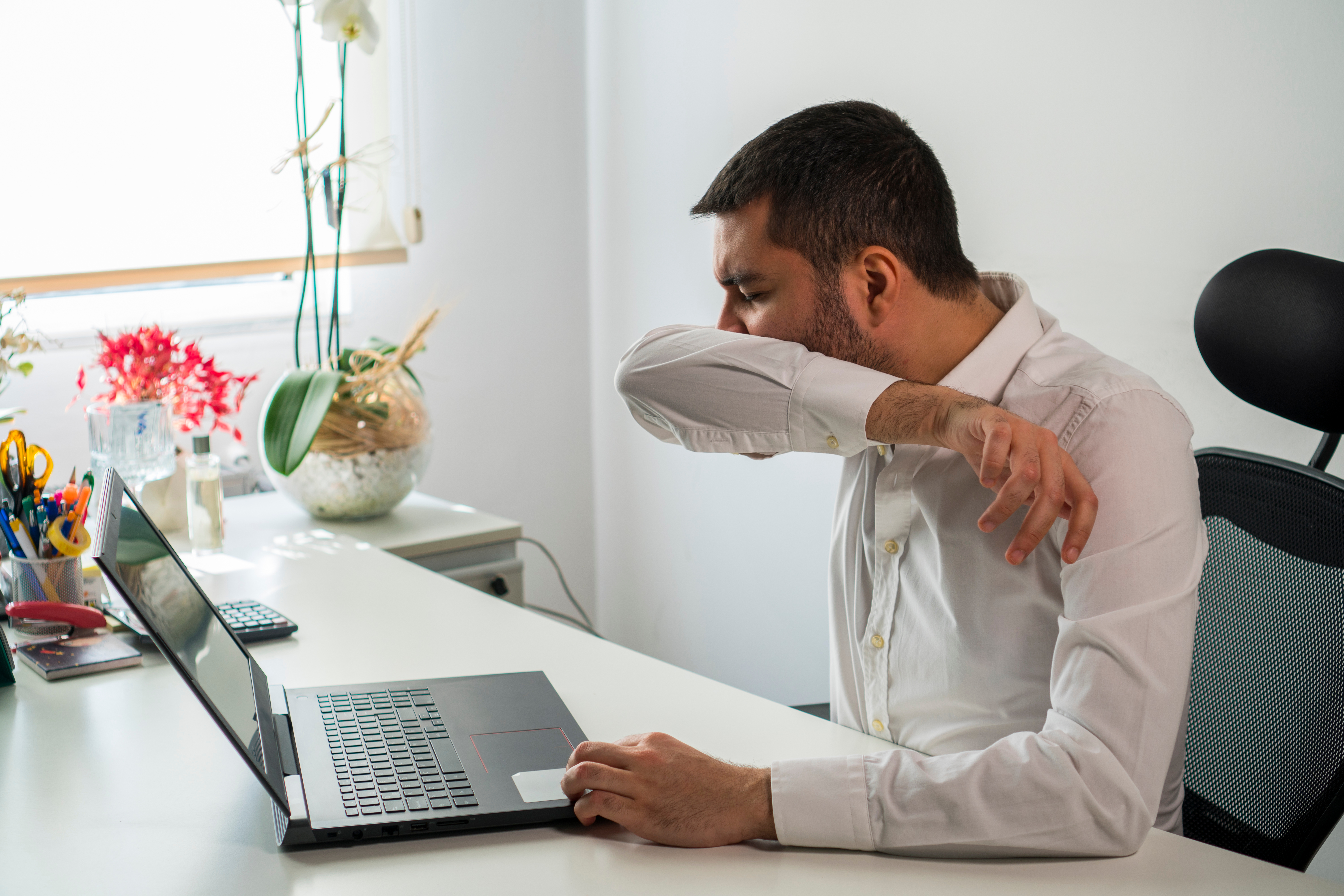 一名男子在打喷嚏。(Shutterstock)