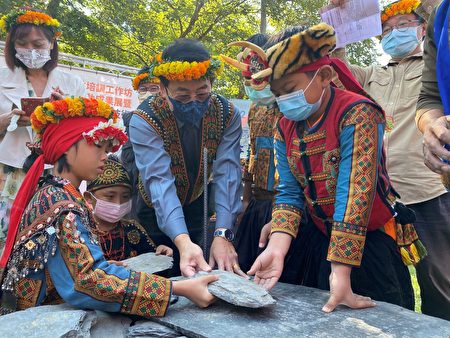 屏東縣政府推動「好茶舊社傳統石板屋修繕人才培訓計畫」，4日舉辦成果展。