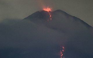 印尼火山爆发 至少1死41伤 数千人撤离
