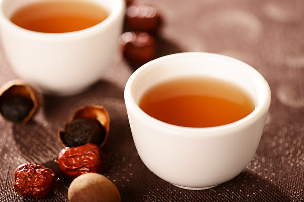 有「冷底」體質的人，冬天可喝桂圓紅棗茶、薑茶來暖身。(Shutterstock)