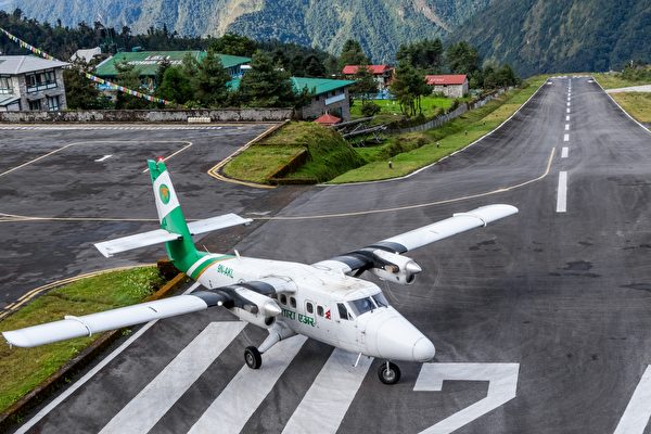 尼泊尔飞机因爆胎受困 乘客帮忙推出跑道