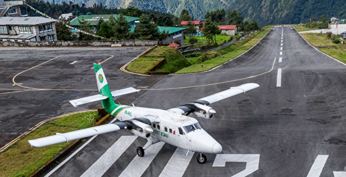 尼泊尔飞机因爆胎受困 乘客帮忙推出跑道