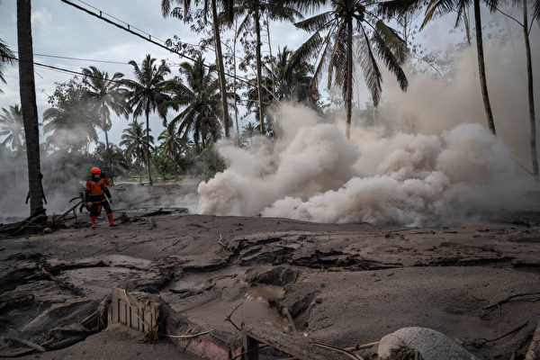 组图：印尼火山爆发 至少14死56伤