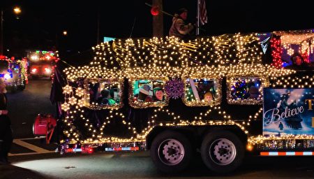 2021年12月5日，裝飾著彩燈的車輛參加新澤西州內特孔鎮聖誕遊行。