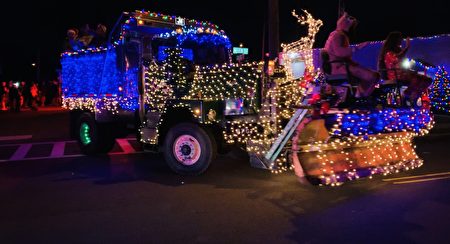 2021年12月5日，裝飾著彩燈的鏟雪車參加新澤西州內特孔鎮聖誕遊行。