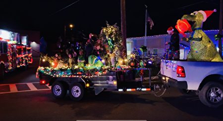 2021年12月5日，新澤西州內特孔鎮聖誕遊行隊伍中，當地民衆自己裝飾的恐龍主題花車。
