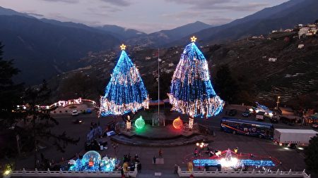 海拔1,956公尺的梨山賓館於12月7日晚間點亮兩棵28公尺雪松聖誕樹，為全臺海拔最高!