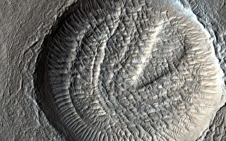 NASA新圖：火星撞擊坑內似現水波紋