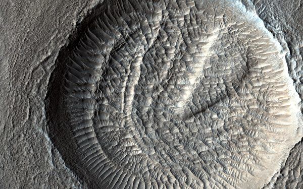 NASA新图：火星撞击坑内似现水波纹