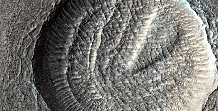 NASA新图:火星撞击坑内似现水波纹