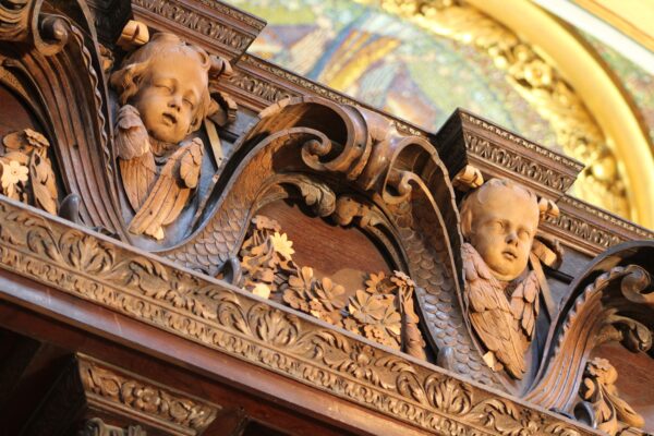 倫敦聖保羅教堂的合唱團席位上的裝飾細部。(St. Paul’s Cathedral提供)