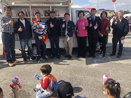 宏致企业捐赠行动书车给台东县偏乡部落使用。