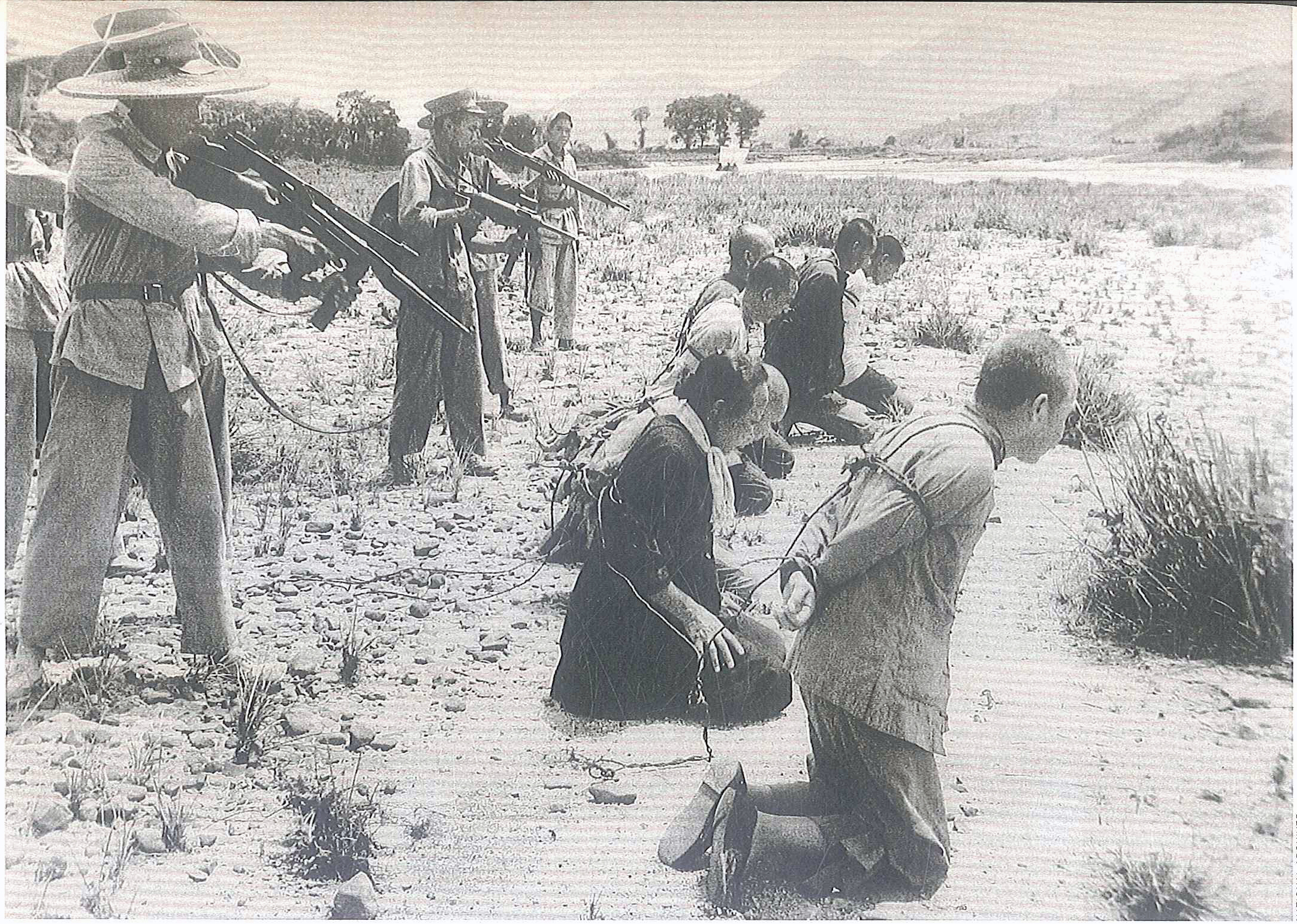 1953年,新疆阜康,中共军管人员枪杀“地主”和“反革命分子”。(公有领域)