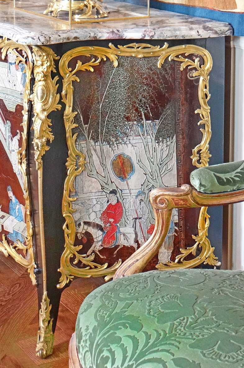 盧浮宮藝術部一房間陳展著路易十五(1715至1774年)在位期間一個中國風的木櫃。(Jean-Pierre Dalbéra/維基百科)