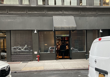 曼哈顿25街西125号一家杂货配送中心，门口没有任何标志。
