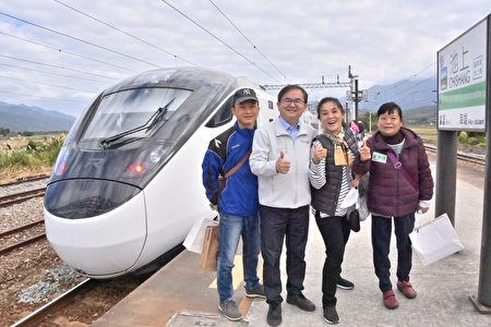 台鐵新購EMU3000型城際列車8日從台東站發車首次載客試車，立委劉櫂豪及試乘民眾興奮體驗。