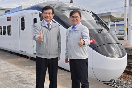 台鐵新購EMU3000型城際列車8日從台東站發車首次載客試車，交通部長王國材（左）和立委劉櫂豪（右）試乘。