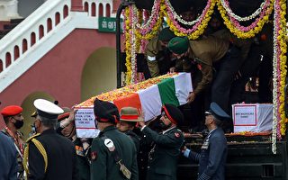 组图：印度国防参谋长坠机亡 军方举行丧礼