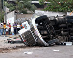 墨西哥载中美洲移民货车翻车 至少53人死