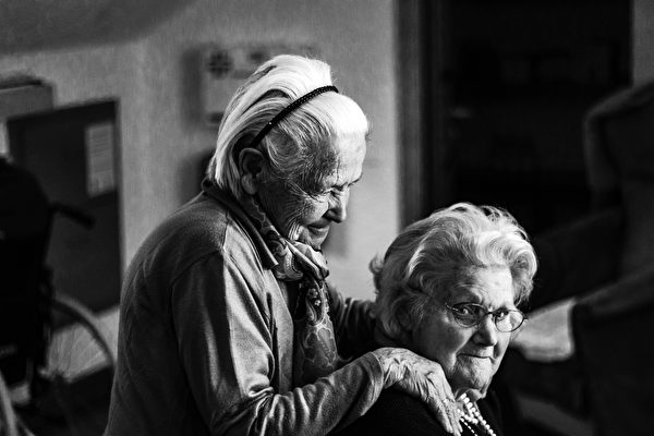美国亲姊妹从小不相识 活到70多岁首次碰面