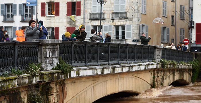 组图：法国西南部暴雨成灾 洪水泛滥