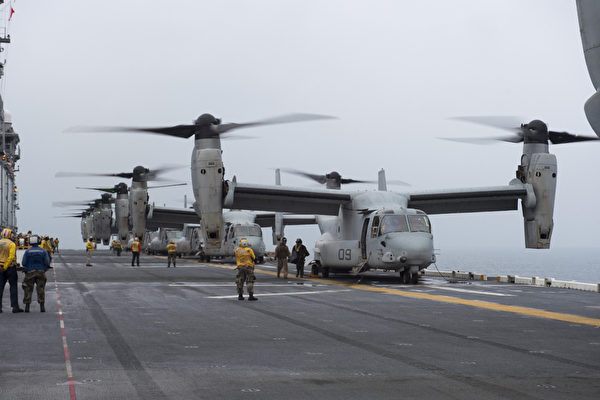 2020年2月15日，美軍的美利堅號兩棲攻擊艦（LHA 6）在太平洋執行任務，艦上搭載的第 31海軍陸戰隊遠征隊乘坐的MV-22魚鷹直升機正在起飛。（美國海軍）