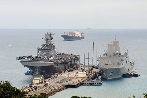 2015年3月5日，美軍的兩棲攻擊艦好人理查德號（LHD 6，左）和兩棲船塢登陸艦綠灣號（LPD 20）停靠在日本沖繩港口。（美國海軍）