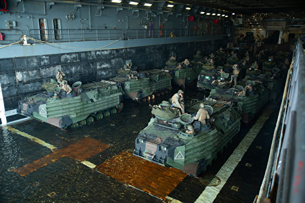 2019年3月24日，美軍的和兩棲船塢登陸艦綠灣號（LPD 20）在太平洋執行任務，船塢內搭載的兩棲突擊戰車裝備下海。（美國海軍陸戰隊）