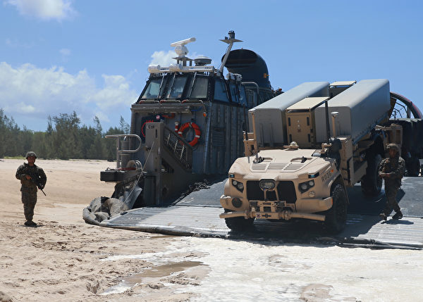 2021年8月16日，美國海軍陸戰隊的無人導彈發射車被裝載到氣墊船上，車上沒有駕駛室。（美國印太司令部）
