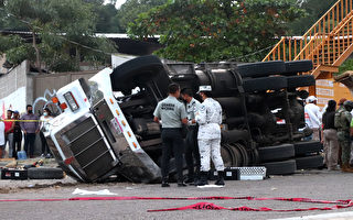 非法移民走私卡车墨西哥翻车 55人死亡