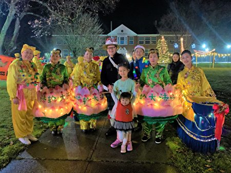 2021年12月11日，法輪大法蓮花隊和花船隊參加康州最古老小鎮——老塞布魯克鎮的聖誕笛鼓遊行。