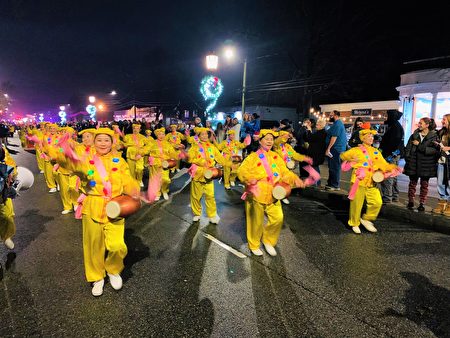 法輪大法腰鼓隊參加康州老塞布魯克鎮的聖誕笛鼓遊行。