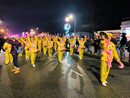 法輪大法腰鼓隊參加康州老塞布魯克鎮的聖誕笛鼓遊行。